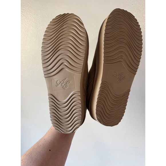 American Eagle Slippers, Size 8, Beige - Picture 3 of 8